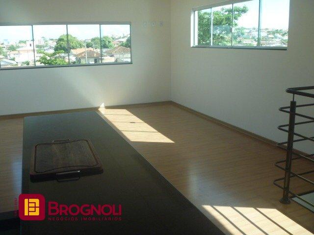 Casa com 274m², 3 quartos (sendo 1 suíte), 10 garagens, no bairro Serraria em São José
