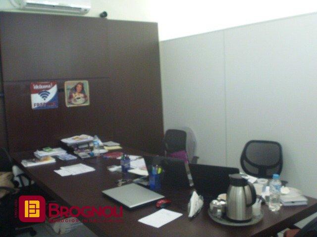 Casa com 274m², 3 quartos (sendo 1 suíte), 10 garagens, no bairro Serraria em São José