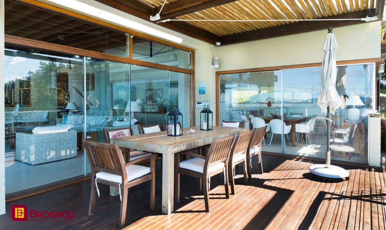 Casa de Condomínio com 517m², 5 quartos (sendo 2 suítes), no bairro Armação Piedade em Governador Celso Ramos