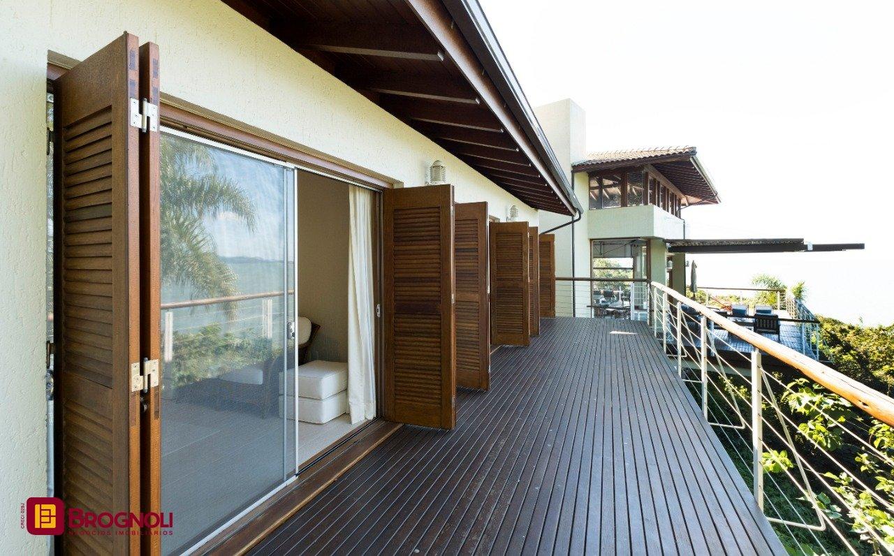 Casa de Condomínio com 517m², 5 quartos (sendo 2 suítes), no bairro Armação Piedade em Governador Celso Ramos