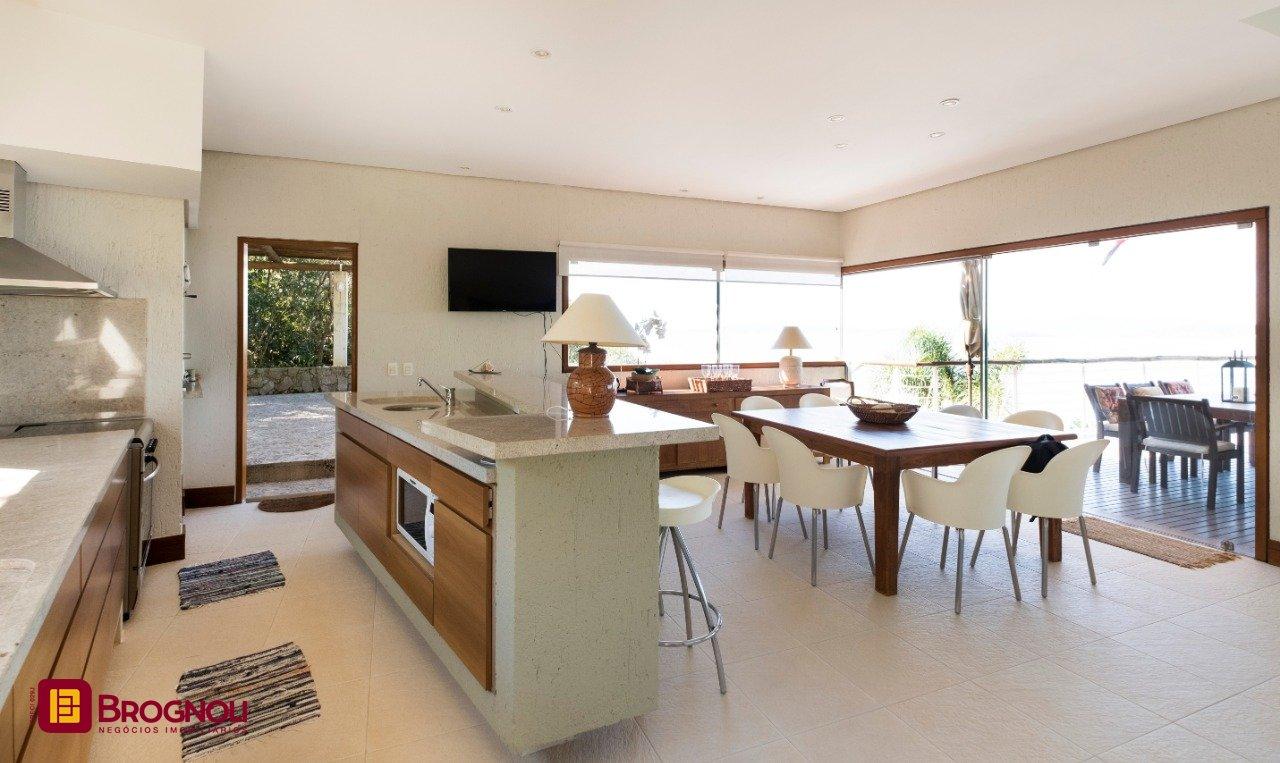 Casa de Condomínio com 517m², 5 quartos (sendo 2 suítes), no bairro Armação Piedade em Governador Celso Ramos