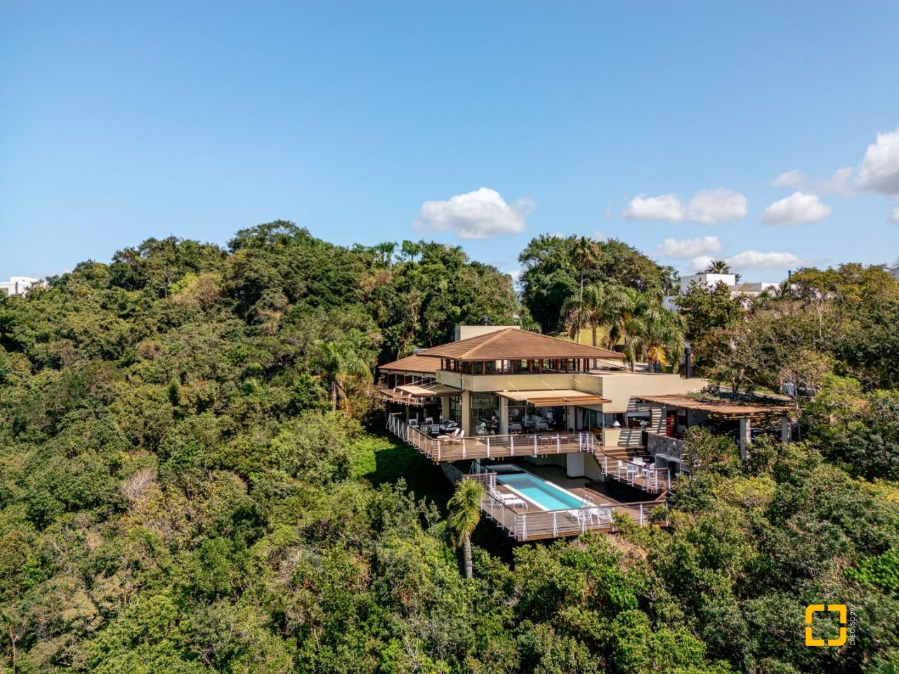 Casa de Condomínio com 517m², 5 quartos (sendo 2 suítes), no bairro Armação Piedade em Governador Celso Ramos
