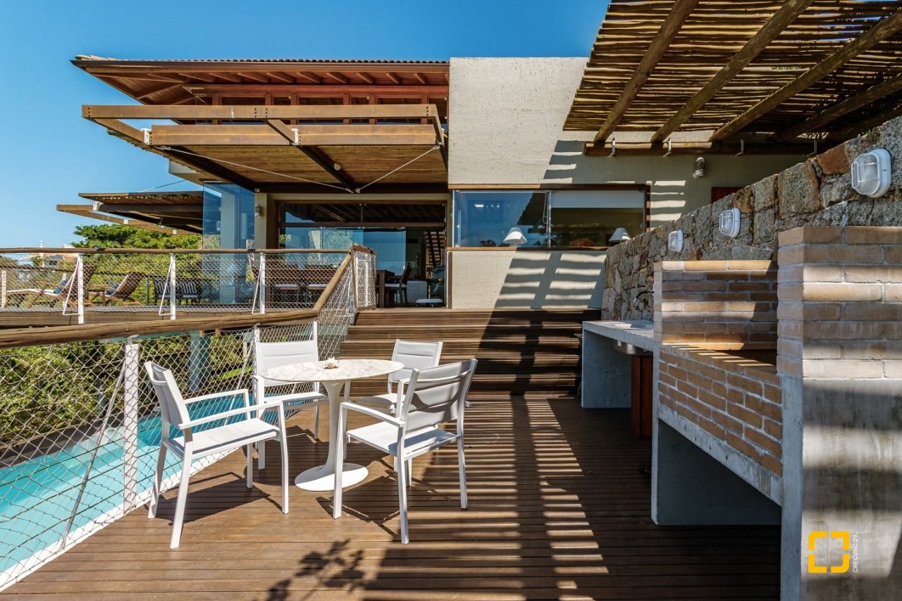 Casa de Condomínio com 517m², 5 quartos (sendo 2 suítes), no bairro Armação Piedade em Governador Celso Ramos