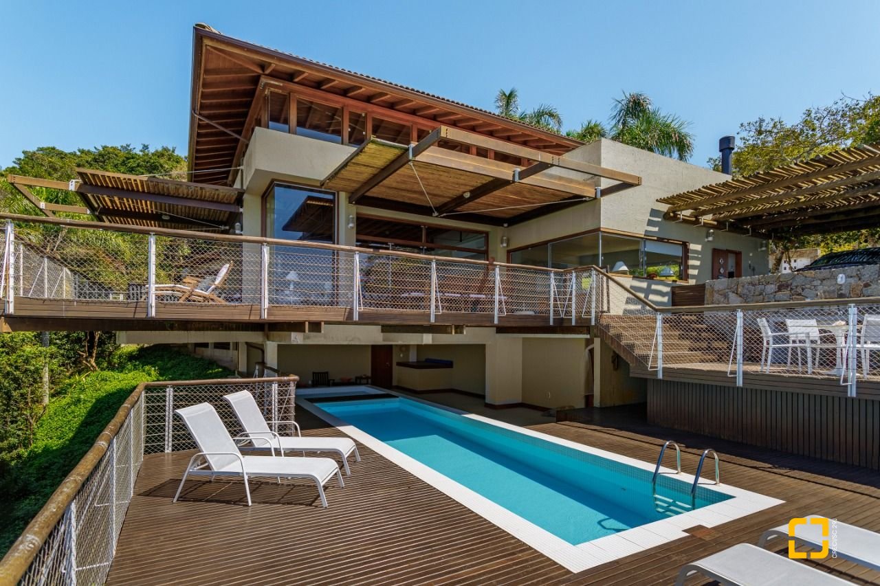 Casa de Condomínio com 517m², 5 quartos (sendo 2 suítes), no bairro Armação Piedade em Governador Celso Ramos