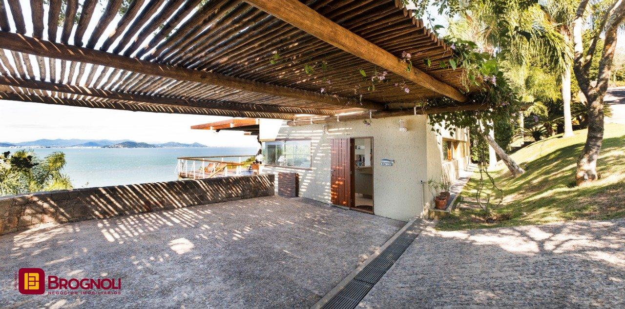 Casa de Condomínio com 517m², 5 quartos (sendo 2 suítes), no bairro Armação Piedade em Governador Celso Ramos