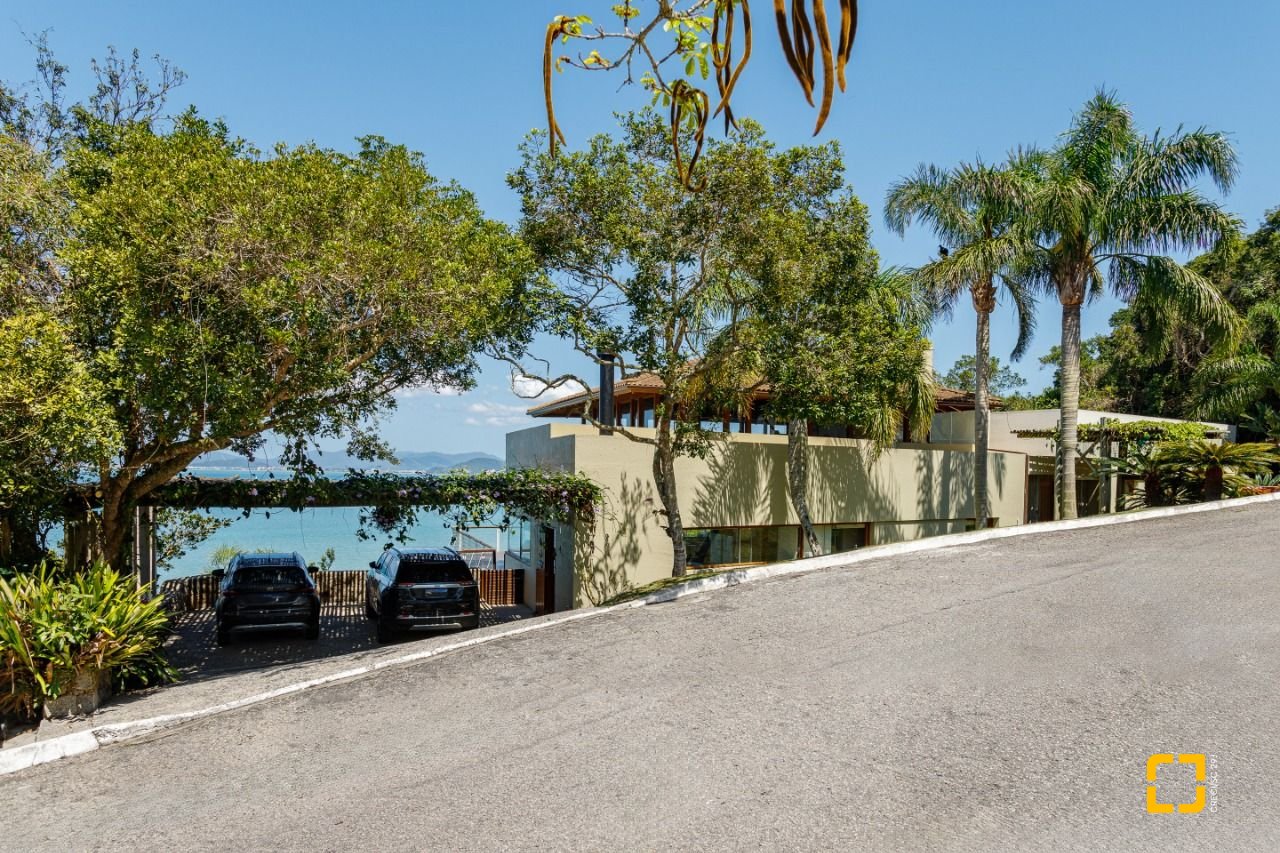 Casa de Condomínio com 517m², 5 quartos (sendo 2 suítes), no bairro Armação Piedade em Governador Celso Ramos