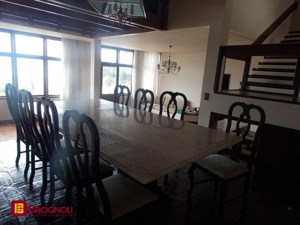Casa com 414m², 4 quartos (sendo 1 suíte), 4 garagens, no bairro Morro da Cruz em Florianópolis
