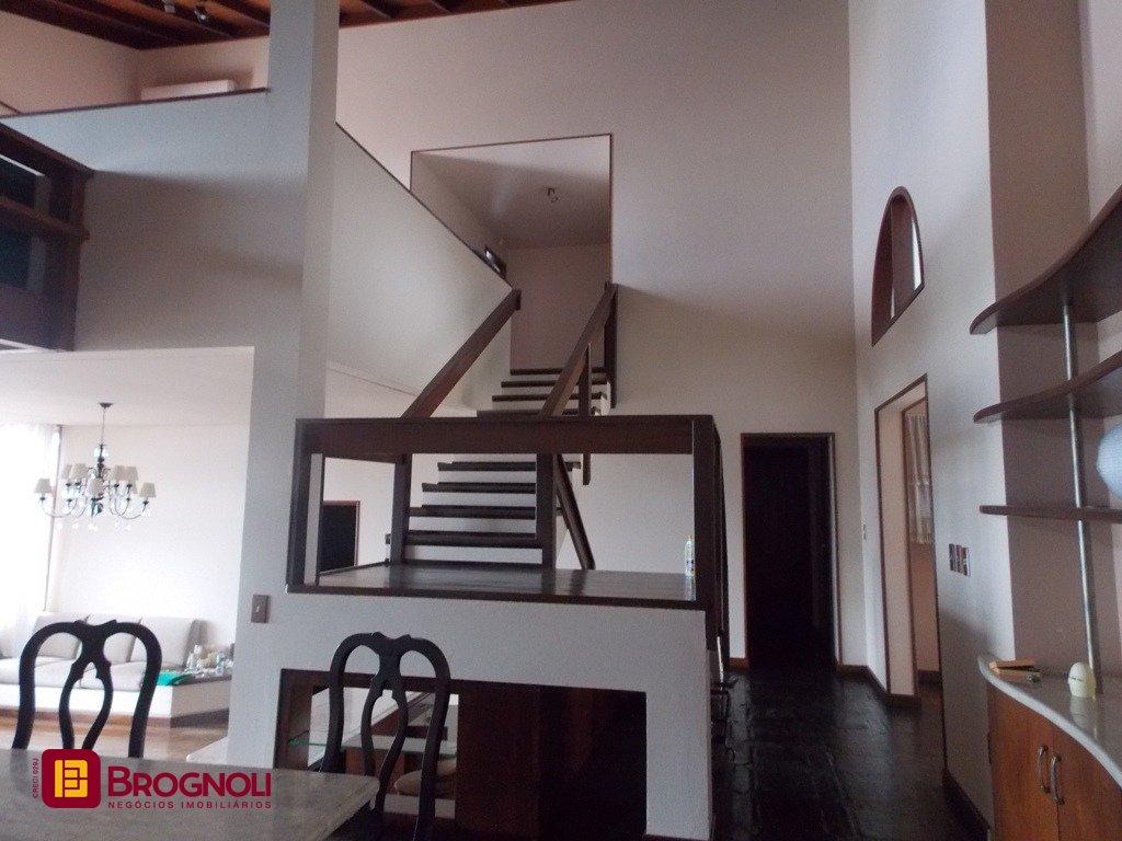 Casa com 414m², 4 quartos (sendo 1 suíte), 4 garagens, no bairro Morro da Cruz em Florianópolis