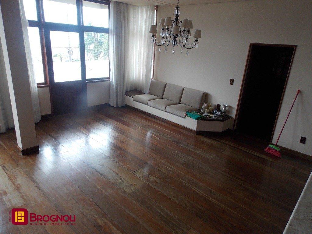 Casa com 414m², 4 quartos (sendo 1 suíte), 4 garagens, no bairro Morro da Cruz em Florianópolis