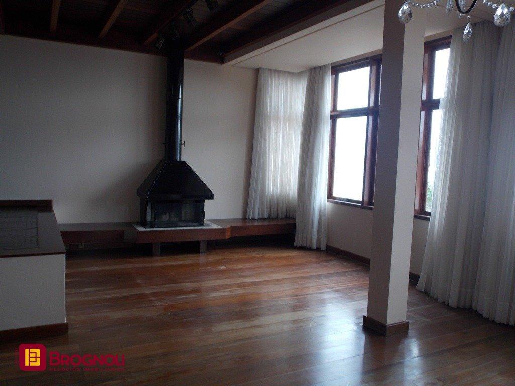 Casa com 414m², 4 quartos (sendo 1 suíte), 4 garagens, no bairro Morro da Cruz em Florianópolis