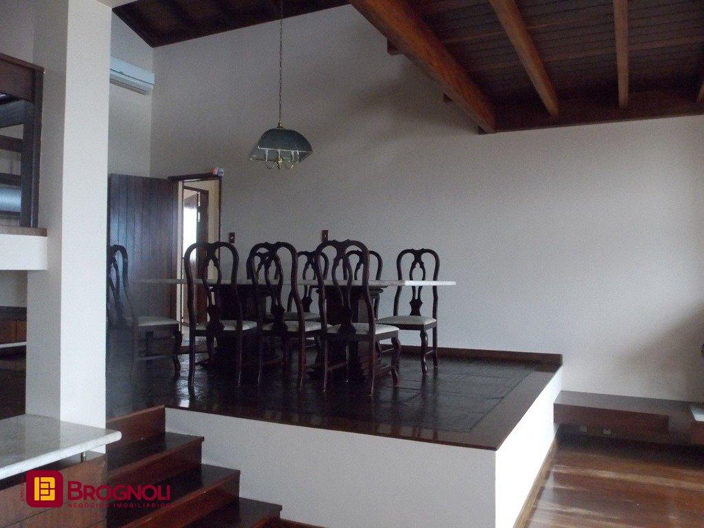 Casa com 414m², 4 quartos (sendo 1 suíte), 4 garagens, no bairro Morro da Cruz em Florianópolis