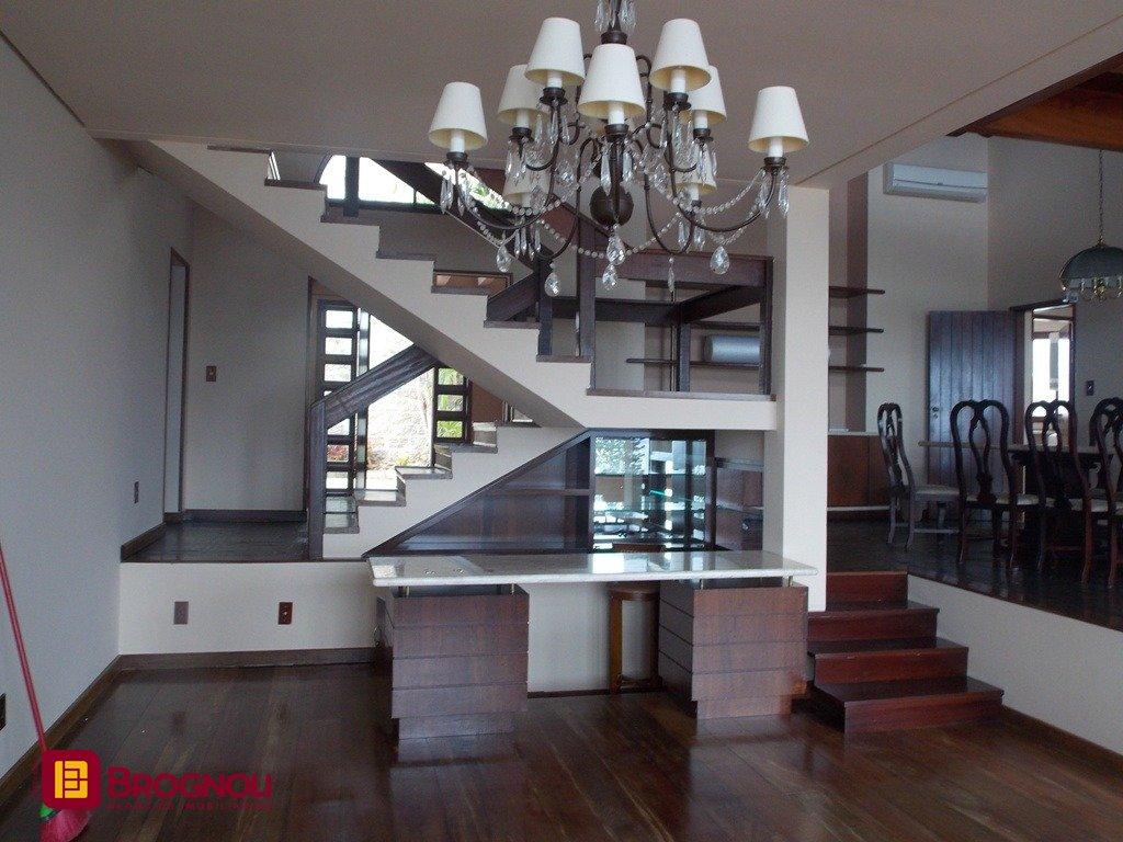 Casa com 414m², 4 quartos (sendo 1 suíte), 4 garagens, no bairro Morro da Cruz em Florianópolis