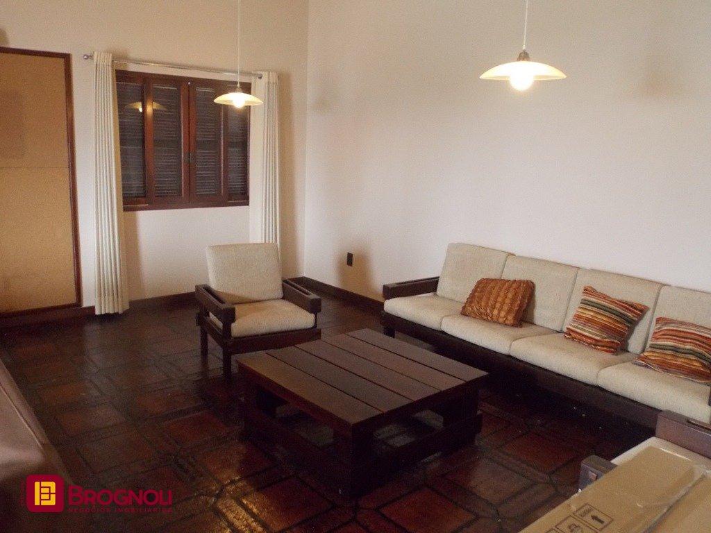 Casa com 414m², 4 quartos (sendo 1 suíte), 4 garagens, no bairro Morro da Cruz em Florianópolis