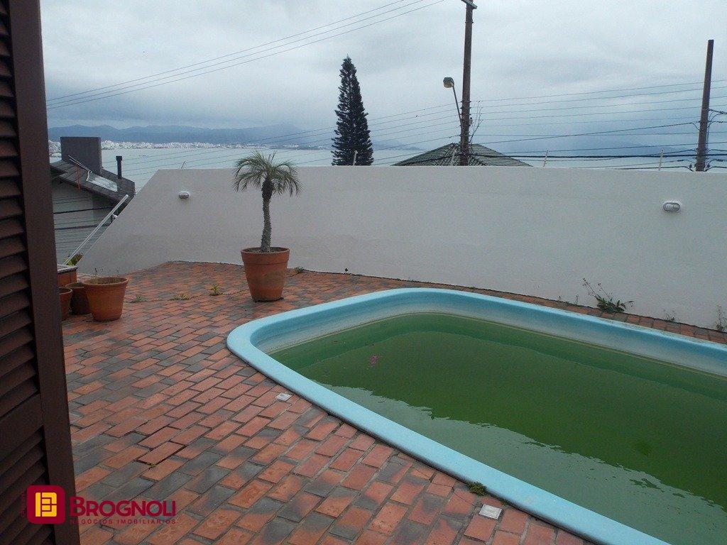 Casa com 414m², 4 quartos (sendo 1 suíte), 4 garagens, no bairro Morro da Cruz em Florianópolis