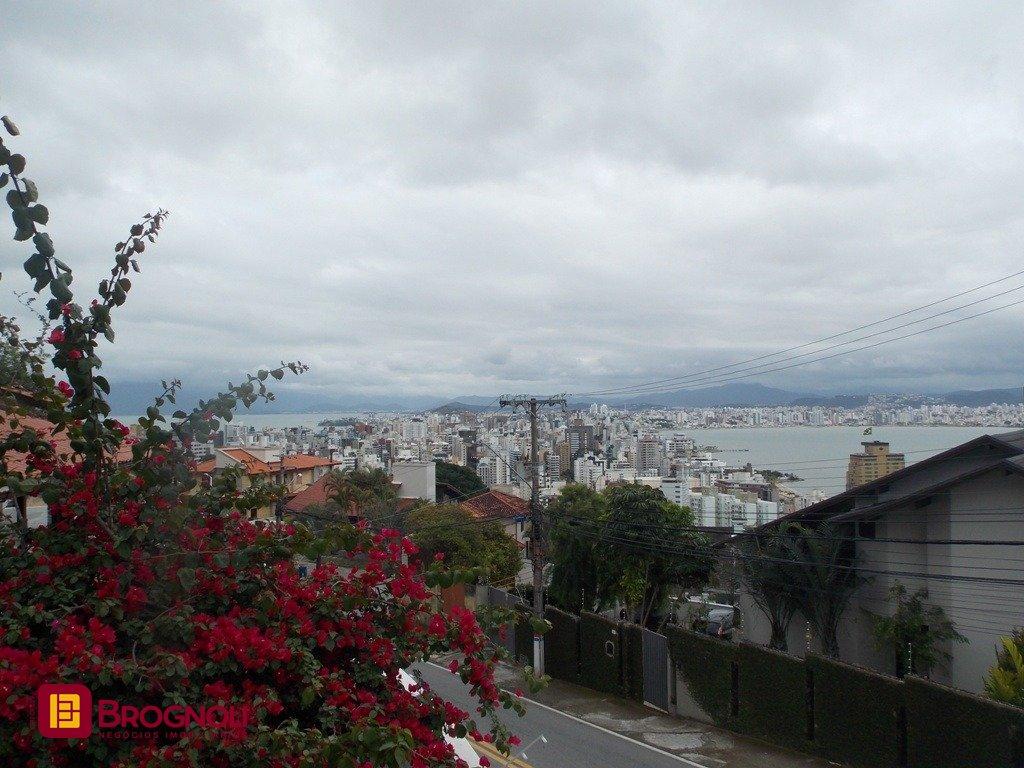 Casa com 414m², 4 quartos (sendo 1 suíte), 4 garagens, no bairro Morro da Cruz em Florianópolis