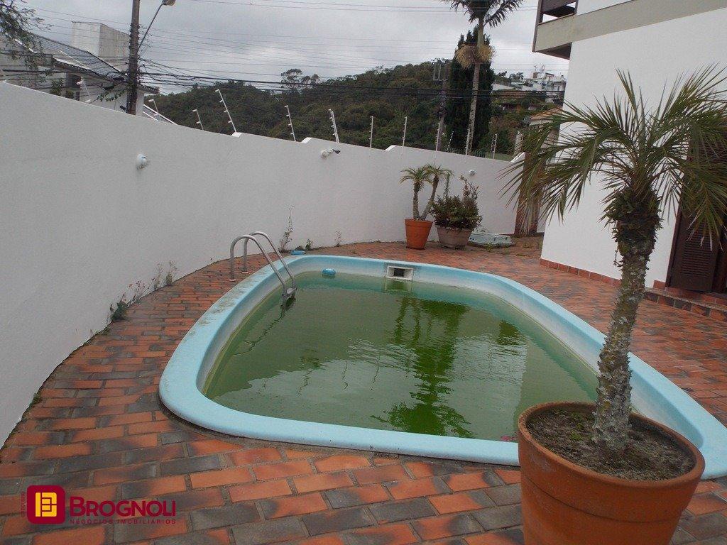 Casa com 414m², 4 quartos (sendo 1 suíte), 4 garagens, no bairro Morro da Cruz em Florianópolis