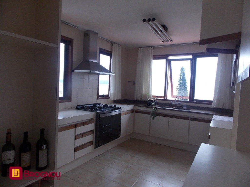 Casa com 414m², 4 quartos (sendo 1 suíte), 4 garagens, no bairro Morro da Cruz em Florianópolis