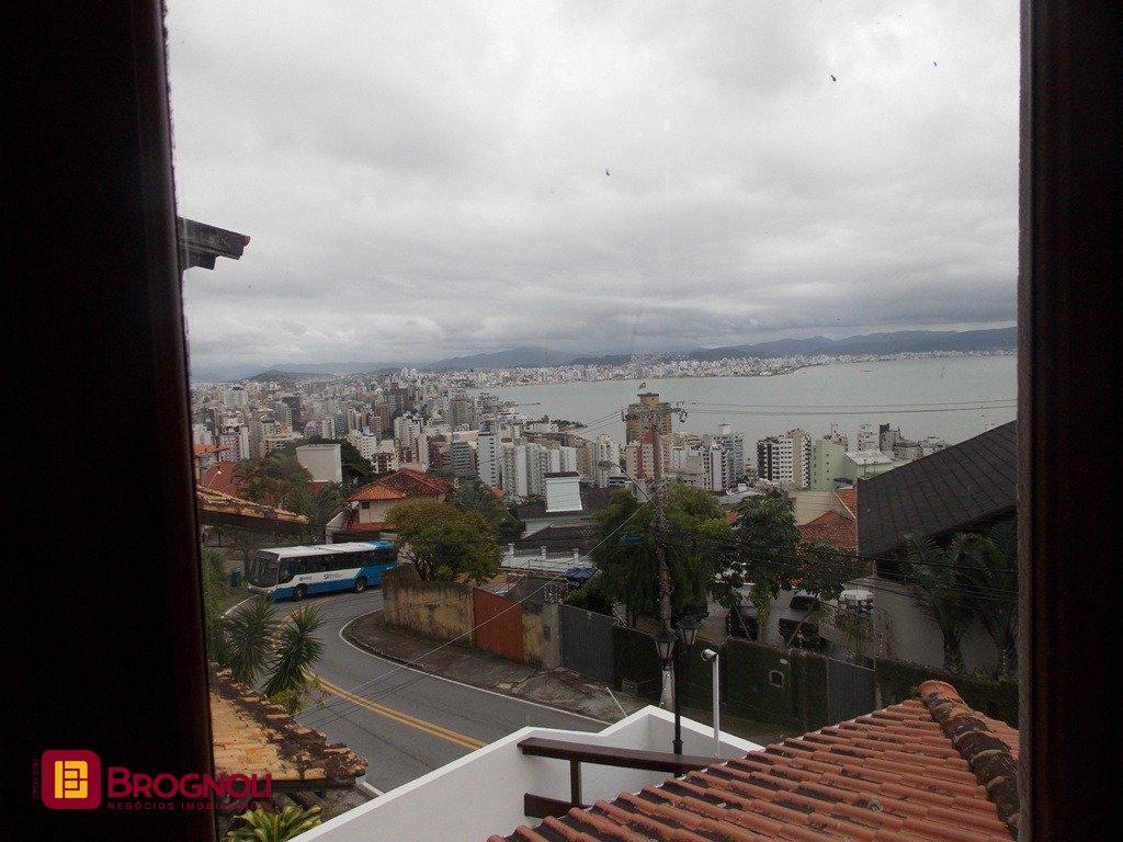 Casa com 414m², 4 quartos (sendo 1 suíte), 4 garagens, no bairro Morro da Cruz em Florianópolis