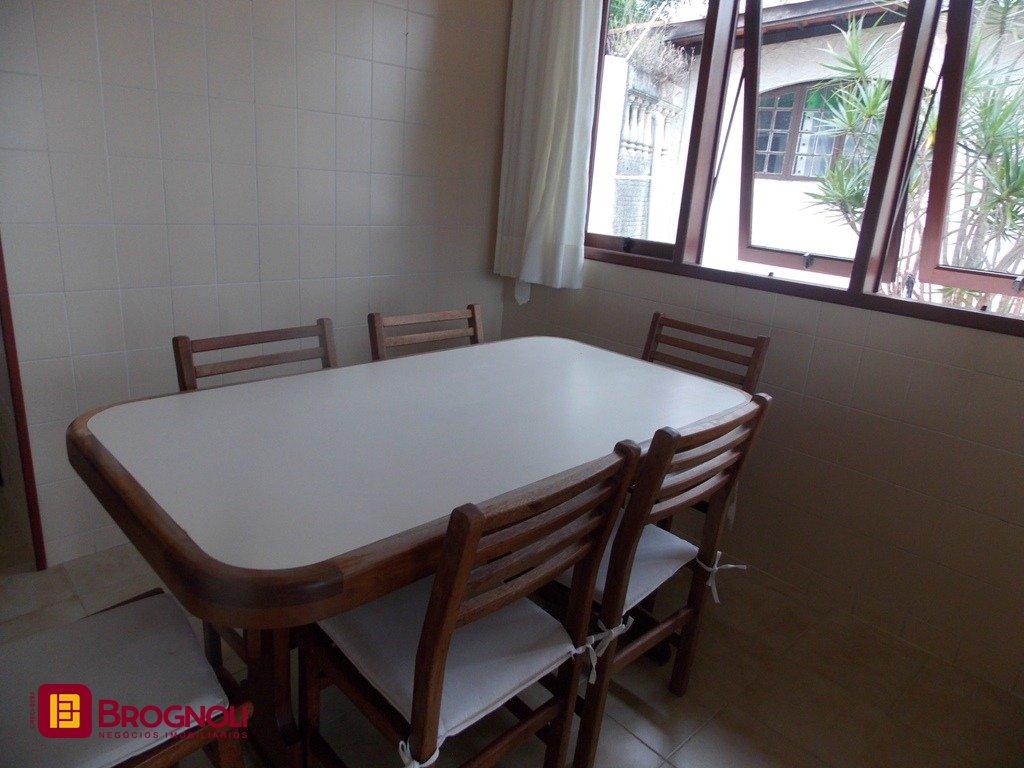 Casa com 414m², 4 quartos (sendo 1 suíte), 4 garagens, no bairro Morro da Cruz em Florianópolis