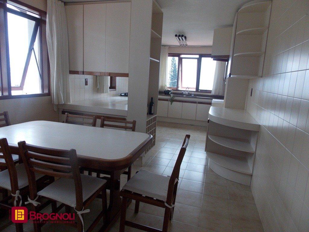 Casa com 414m², 4 quartos (sendo 1 suíte), 4 garagens, no bairro Morro da Cruz em Florianópolis
