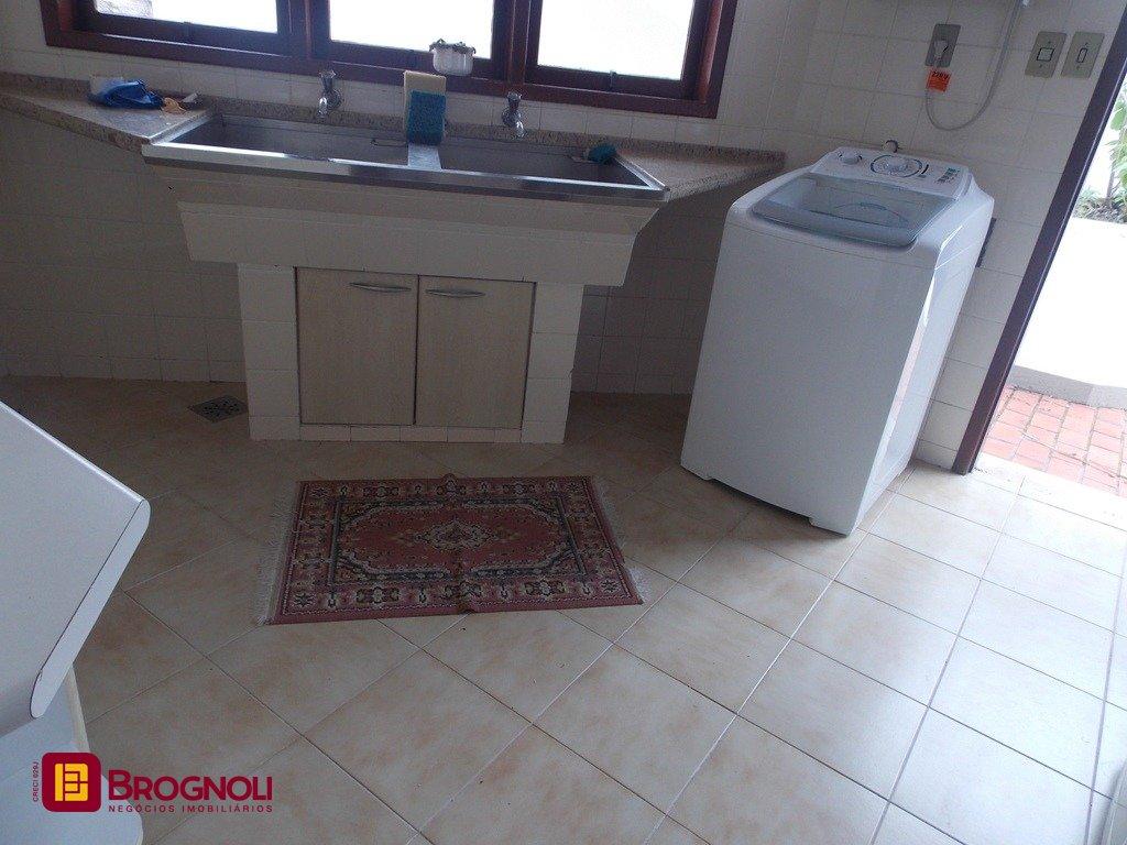 Casa com 414m², 4 quartos (sendo 1 suíte), 4 garagens, no bairro Morro da Cruz em Florianópolis