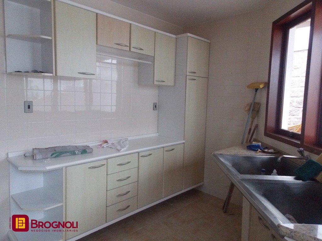 Casa com 414m², 4 quartos (sendo 1 suíte), 4 garagens, no bairro Morro da Cruz em Florianópolis
