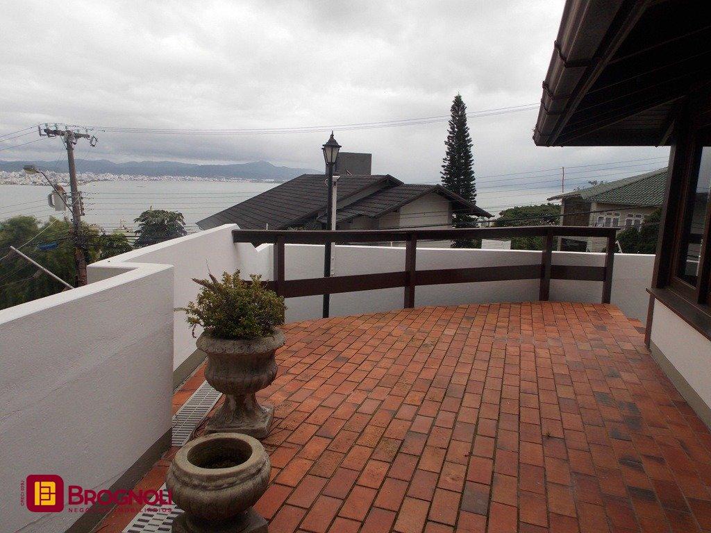 Casa com 414m², 4 quartos (sendo 1 suíte), 4 garagens, no bairro Morro da Cruz em Florianópolis