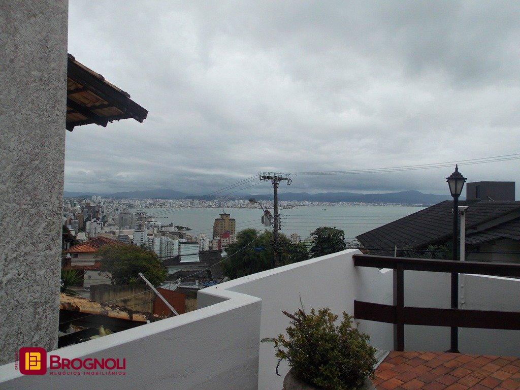 Casa com 414m², 4 quartos (sendo 1 suíte), 4 garagens, no bairro Morro da Cruz em Florianópolis