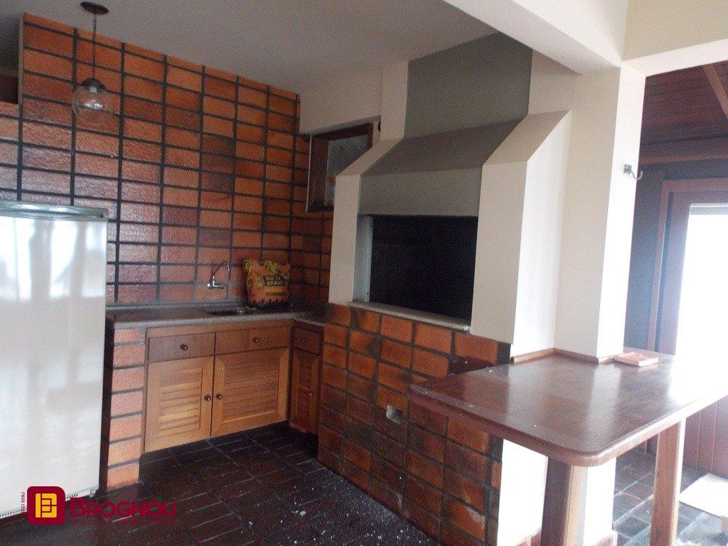 Casa com 414m², 4 quartos (sendo 1 suíte), 4 garagens, no bairro Morro da Cruz em Florianópolis