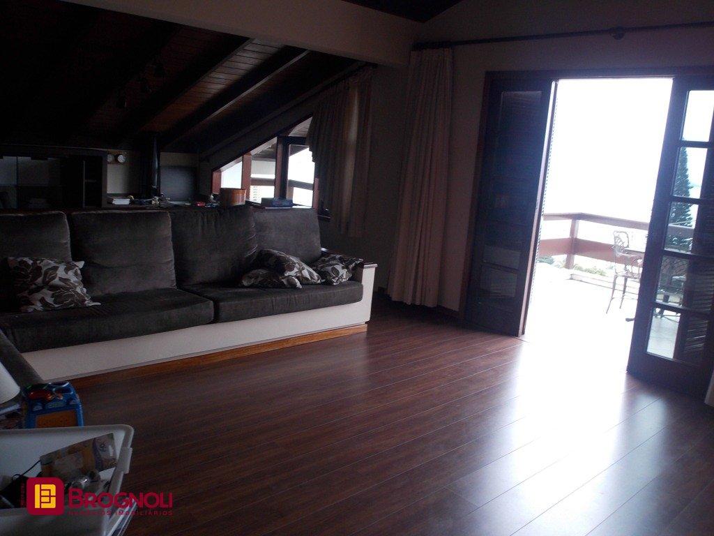 Casa com 414m², 4 quartos (sendo 1 suíte), 4 garagens, no bairro Morro da Cruz em Florianópolis