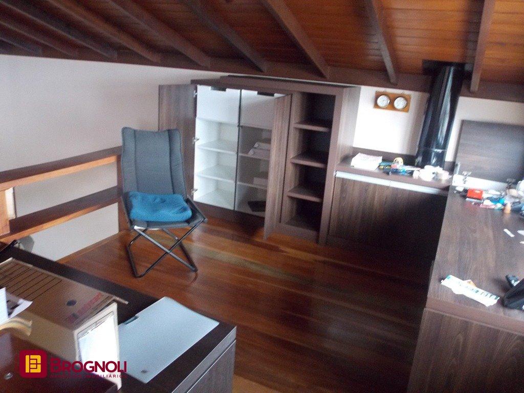 Casa com 414m², 4 quartos (sendo 1 suíte), 4 garagens, no bairro Morro da Cruz em Florianópolis