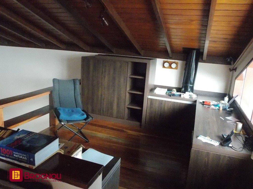 Casa com 414m², 4 quartos (sendo 1 suíte), 4 garagens, no bairro Morro da Cruz em Florianópolis