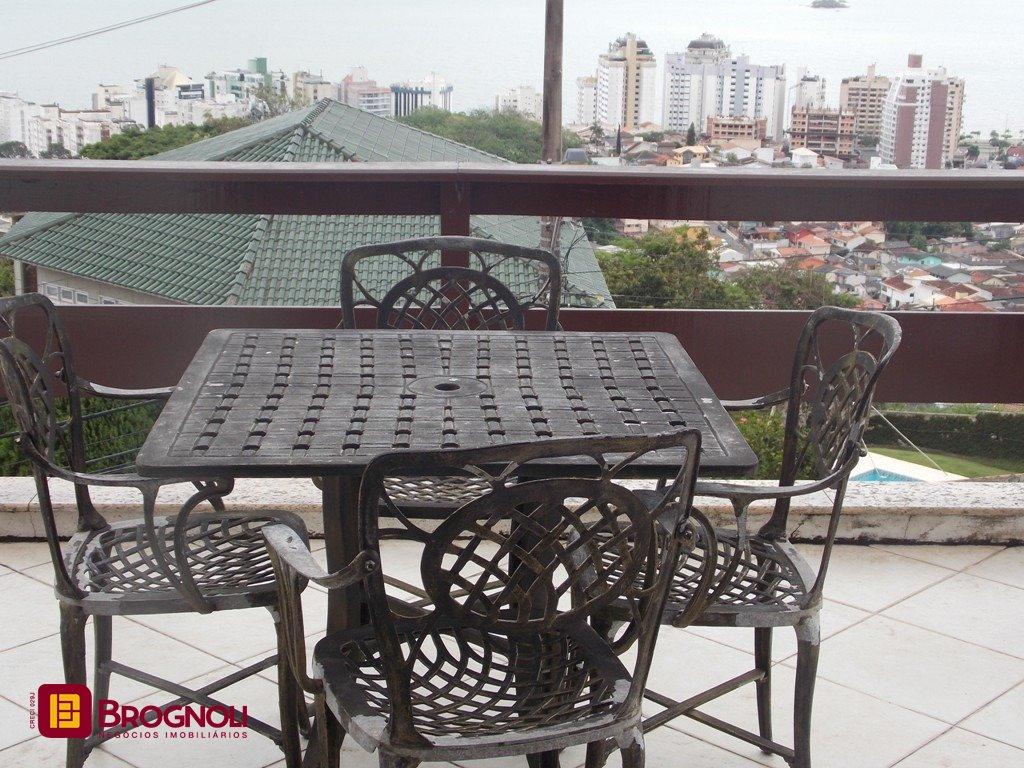 Casa com 414m², 4 quartos (sendo 1 suíte), 4 garagens, no bairro Morro da Cruz em Florianópolis