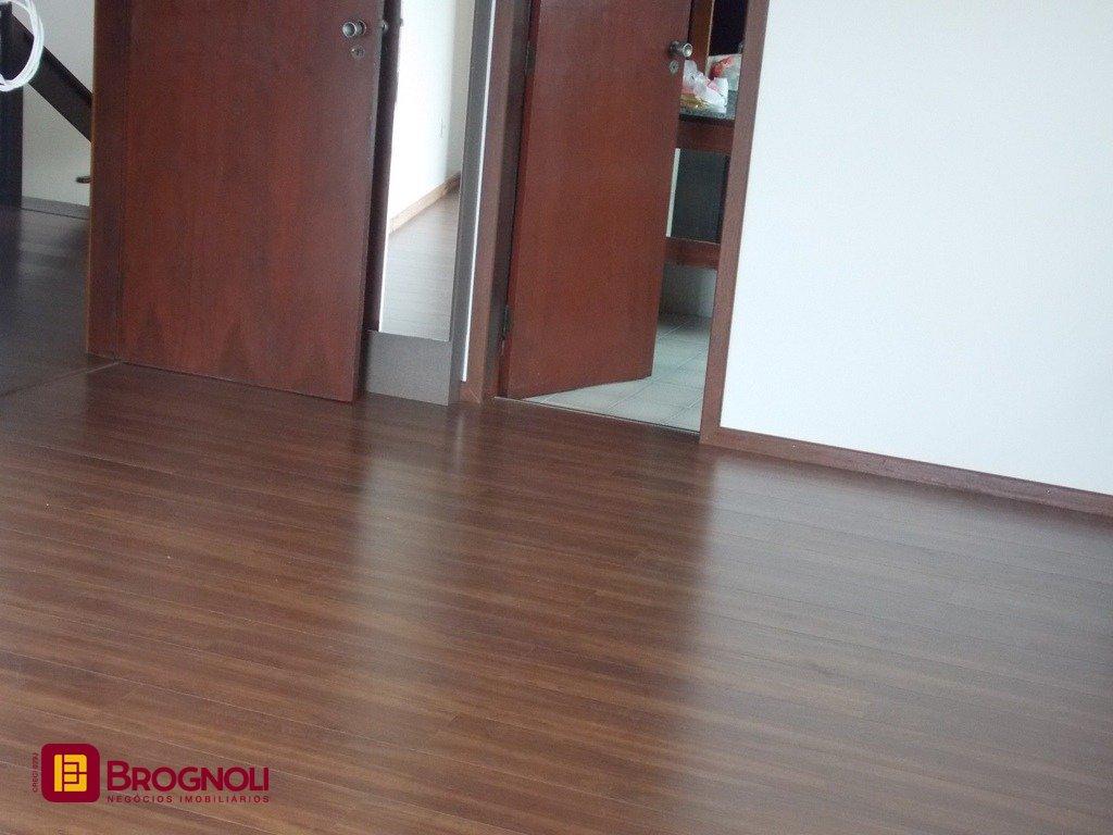 Casa com 414m², 4 quartos (sendo 1 suíte), 4 garagens, no bairro Morro da Cruz em Florianópolis