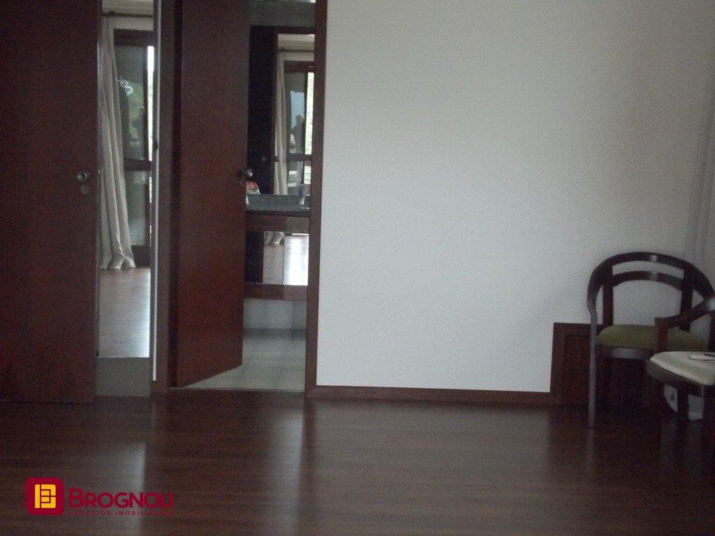 Casa com 414m², 4 quartos (sendo 1 suíte), 4 garagens, no bairro Morro da Cruz em Florianópolis