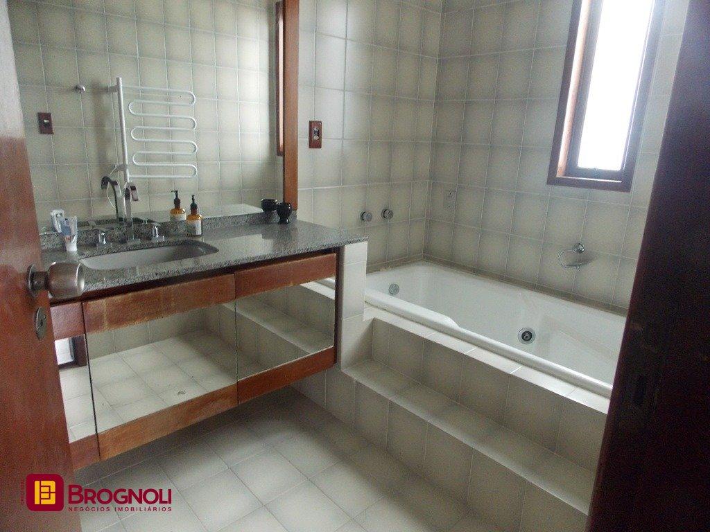 Casa com 414m², 4 quartos (sendo 1 suíte), 4 garagens, no bairro Morro da Cruz em Florianópolis