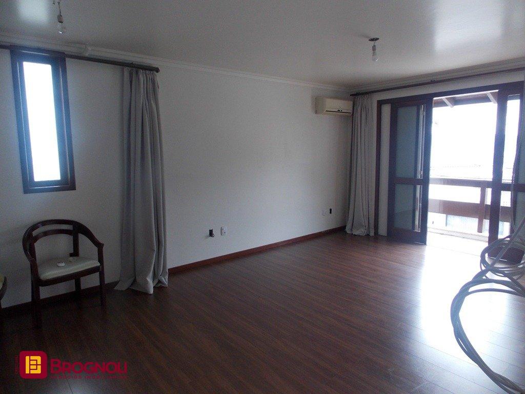 Casa com 414m², 4 quartos (sendo 1 suíte), 4 garagens, no bairro Morro da Cruz em Florianópolis