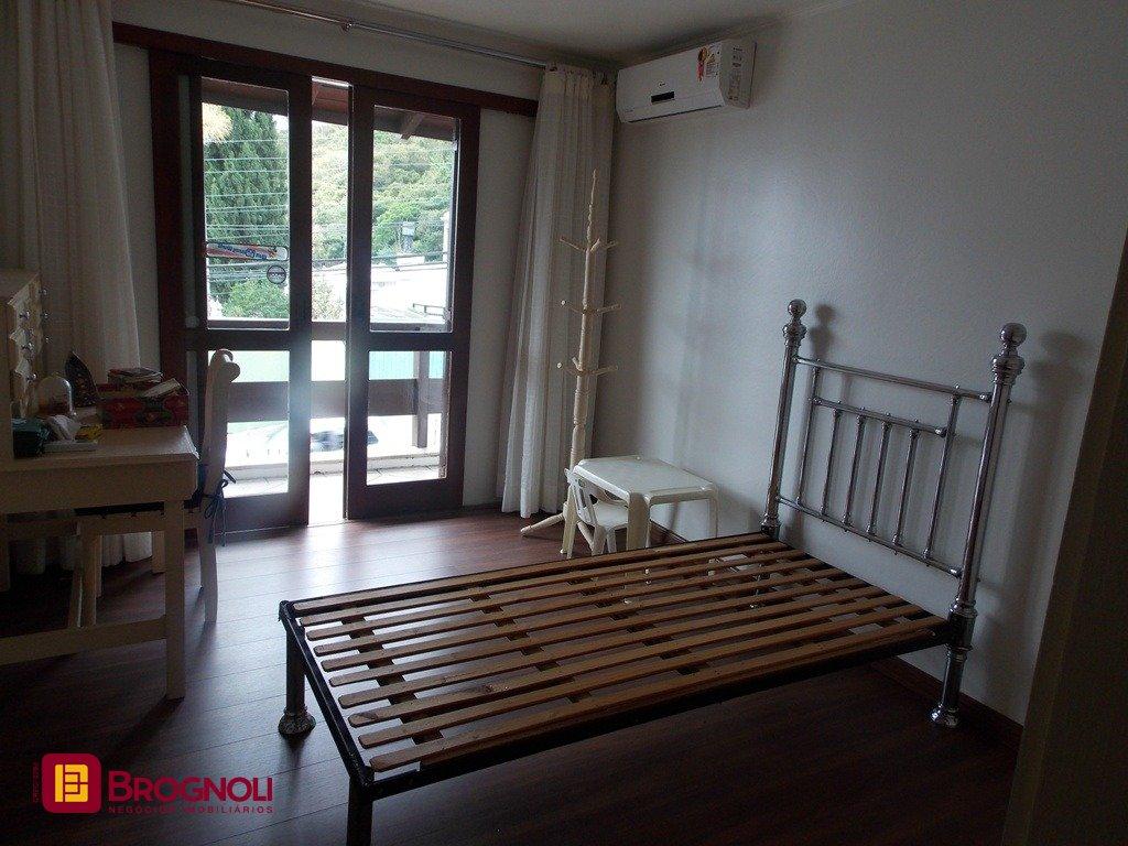 Casa com 414m², 4 quartos (sendo 1 suíte), 4 garagens, no bairro Morro da Cruz em Florianópolis