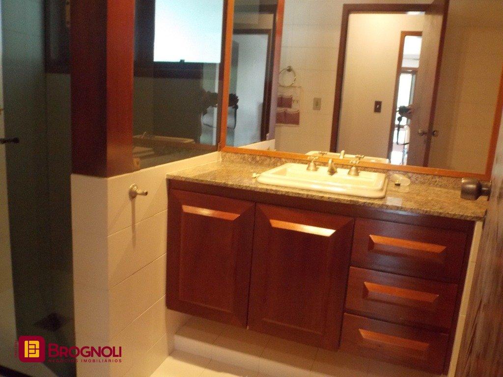 Casa com 414m², 4 quartos (sendo 1 suíte), 4 garagens, no bairro Morro da Cruz em Florianópolis