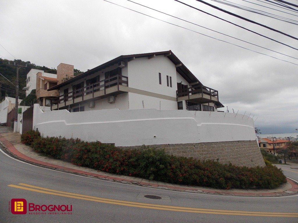 Casa com 414m², 4 quartos (sendo 1 suíte), 4 garagens, no bairro Morro da Cruz em Florianópolis
