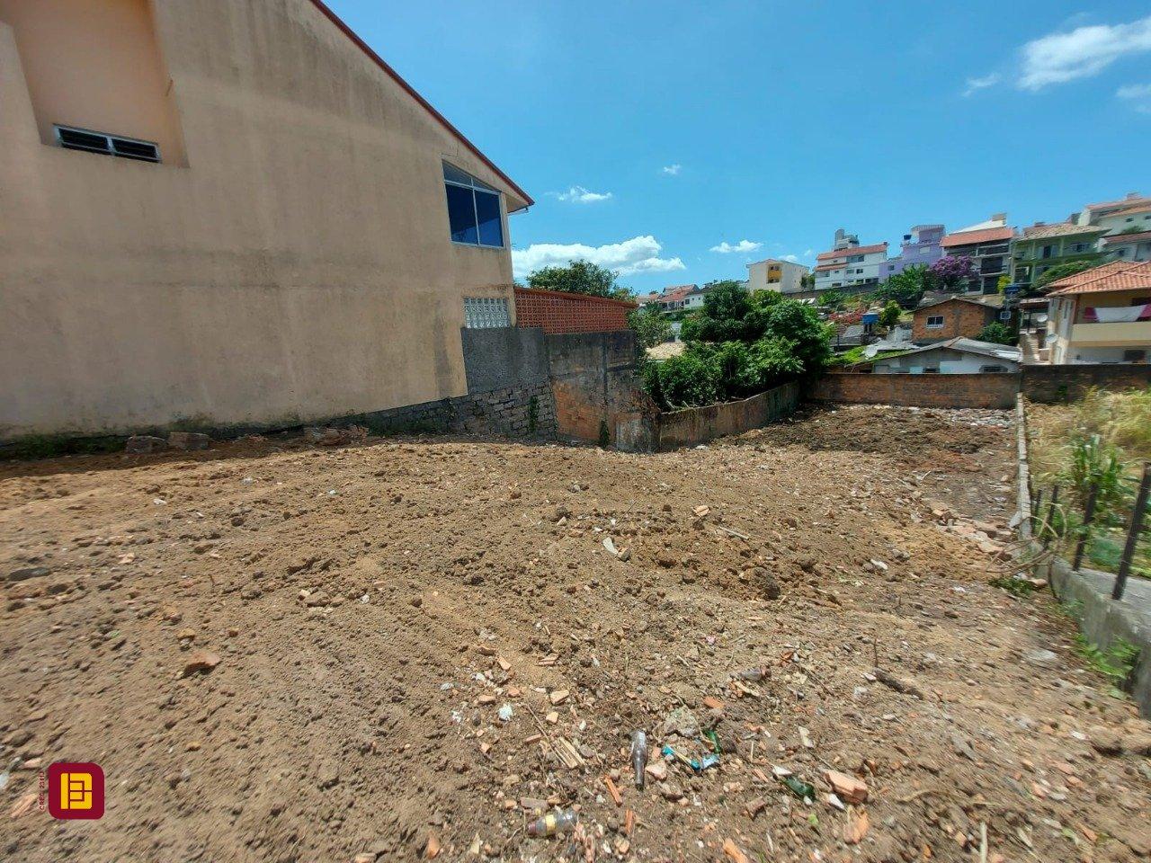 Terreno com 449m², no bairro Barreiros em São José