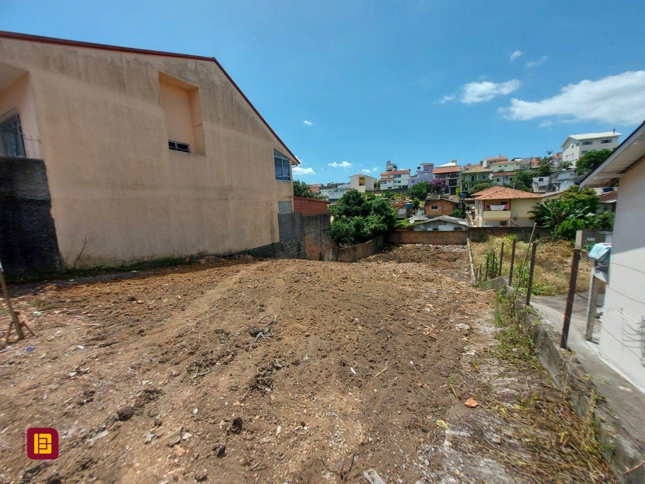 Terreno com 449m², no bairro Barreiros em São José