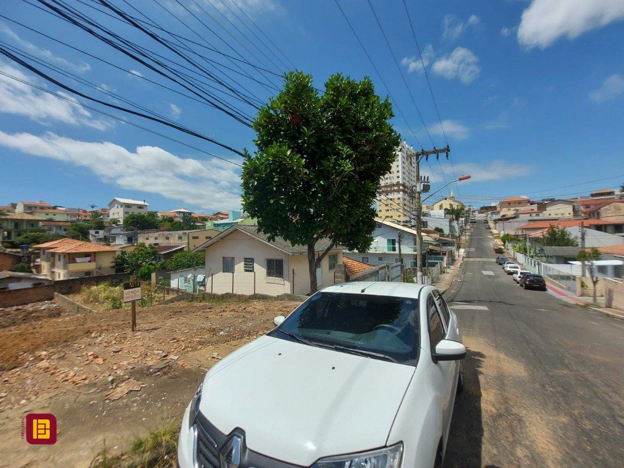 Terreno com 449m², no bairro Barreiros em São José
