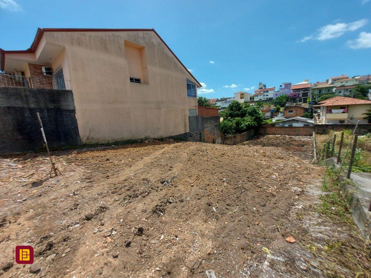 Terreno com 449m², no bairro Barreiros em São José
