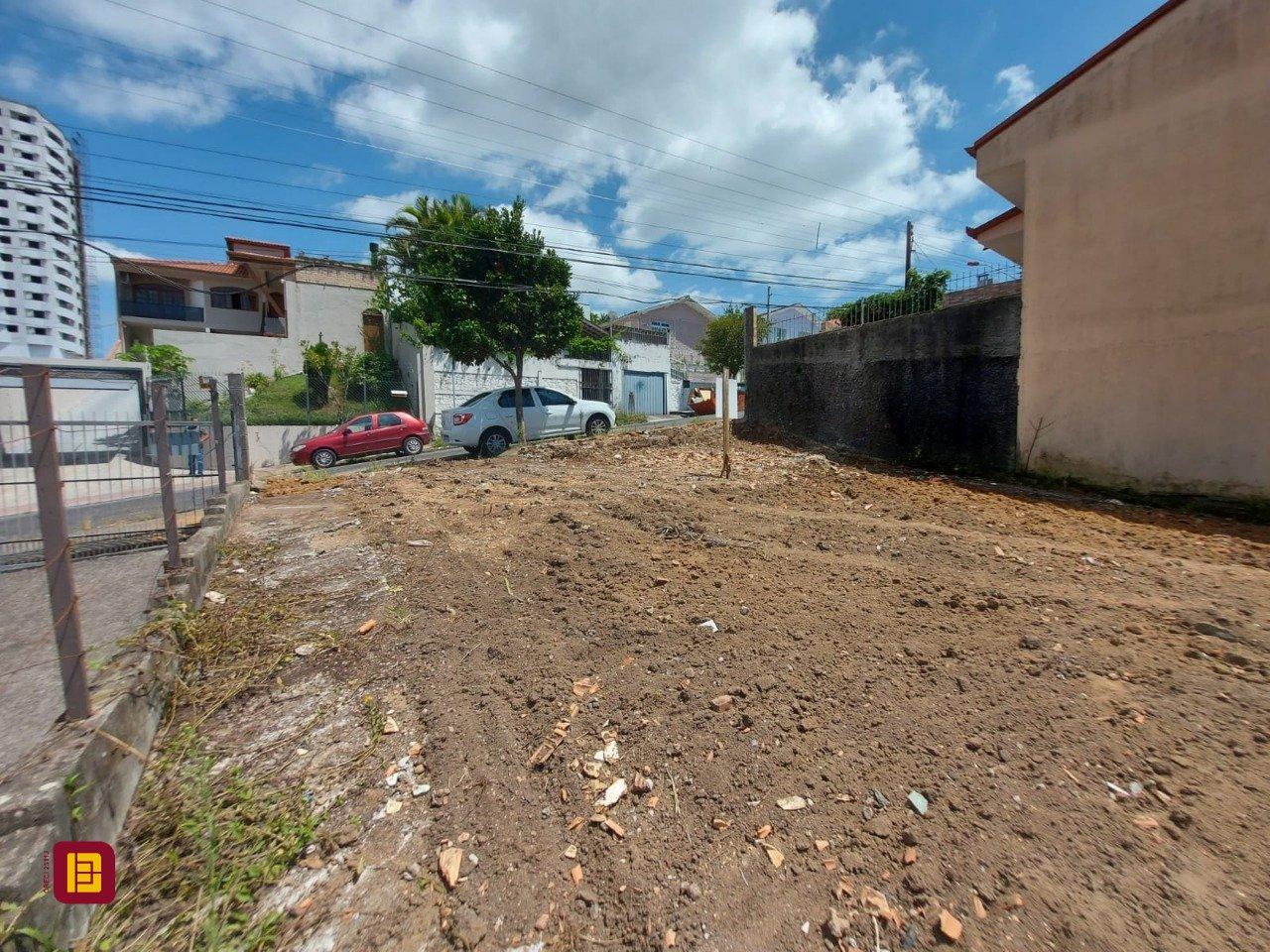 Terreno com 449m², no bairro Barreiros em São José