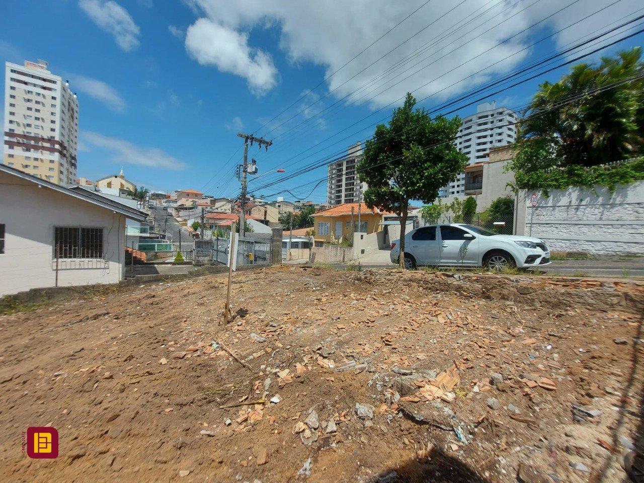 Terreno com 449m², no bairro Barreiros em São José