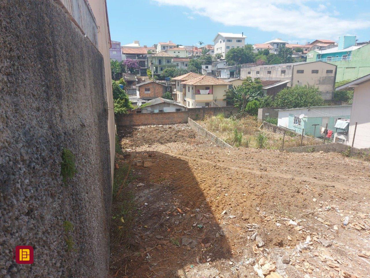 Terreno com 449m², no bairro Barreiros em São José