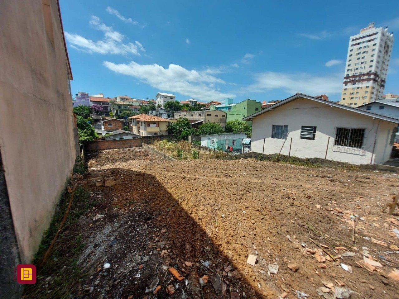 Terreno com 449m², no bairro Barreiros em São José