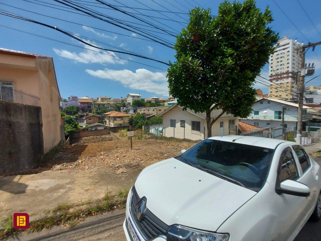 Terreno com 449m², no bairro Barreiros em São José