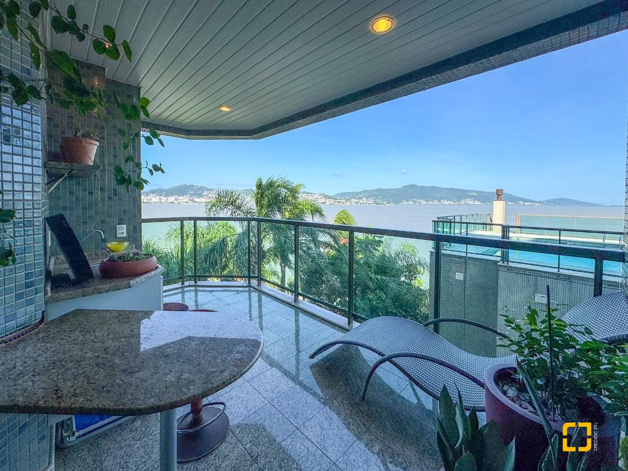 Apartamento com 130m², 5 quartos (sendo 2 suítes), 2 garagens, no bairro Coqueiros em Florianópolis